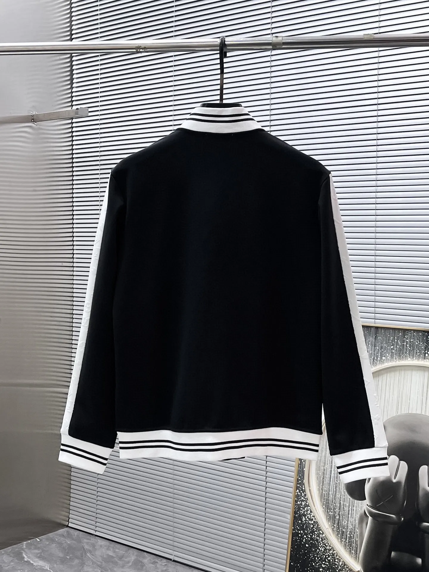 🅿️720 LV hot-selling suit is coming. Focus on the original version of the official website. 2025 new hot-selling cardigan suit. The original order is the best. 🇭🇰The meticulous work of top designers. It has a fitting and perfect upper body effect. All-natural high-quality Tencel Roman cotton 100%, close-fitting comfort, noble and elegant! Original hardware embodies elegance and nobility! Counter size: M-3XL (maximum wear up to 190 pounds)